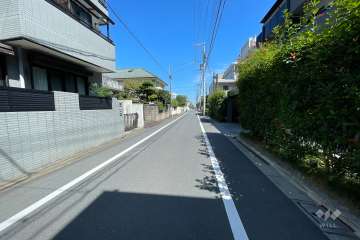 敷地北側の前面道路（西側から）