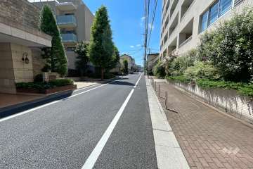 敷地南側の前面道路