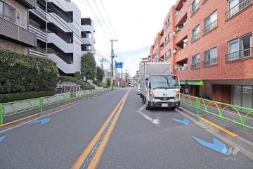 敷地南西側の前面道路(南東側から)