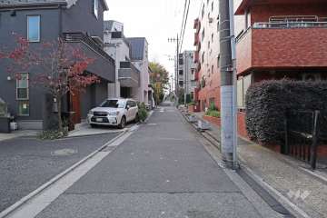 敷地南東側の前面道路(北東側から)
