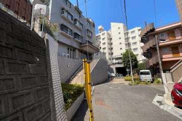 敷地北側の前面道路（東側から）