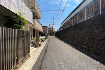 敷地北側の前面道路（西側から）