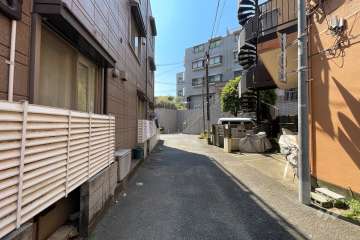 敷地北側の前面道路（北側から）