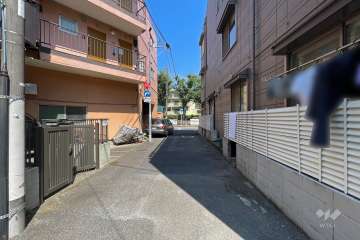 敷地北側の前面道路（南側から）