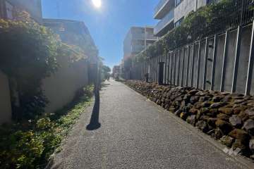 敷地北側の前面道路（東側から）