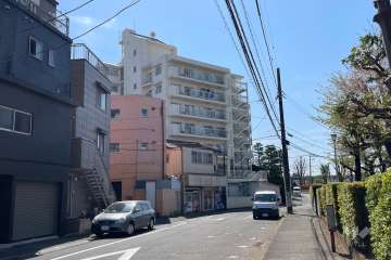 敷地北西側の前面道路（北東側から）