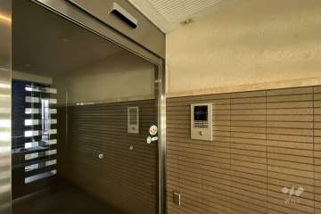 エントランスはオートロック付きです。