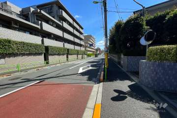 敷地北東側の前面道路（北西側から）