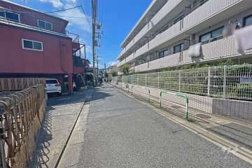 敷地南東側の前面道路（北東側から）