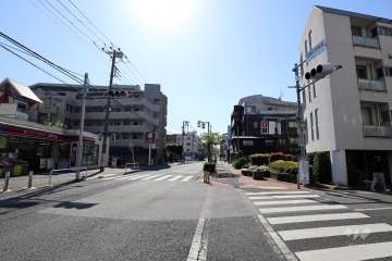 敷地南側の前面道路（東側から）
