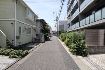 敷地南東側の前面道路（北東側から）