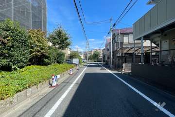 敷地南側の前面道路（東側から）