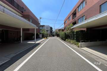 敷地南東側の前面道路（北東側から）