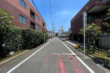 敷地南東側の前面道路（南西側から）