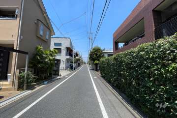 敷地南西側の前面道路（南東側から）