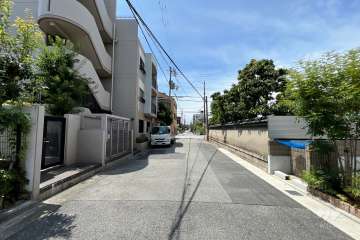敷地北西側の前面道路(東側から)