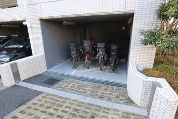 屋内に設けられた駐輪場