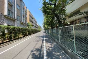 敷地の東側前面道路（南側から）