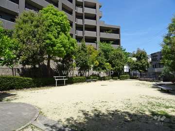 敷地の東側に隣接する「朝日ヶ丘南緑地」