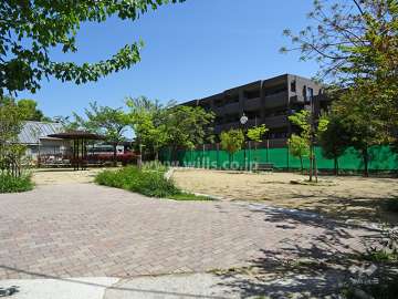 敷地の西側に隣接する「朝日ヶ丘広場」