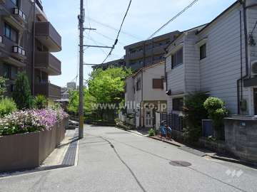 敷地北側の前面道路（西側から）