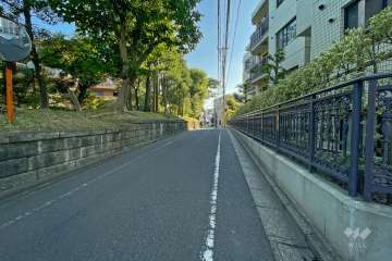 敷地南東側の前面道路（北東側から）