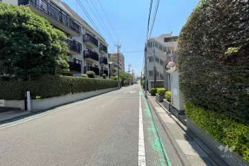 敷地東側の前面道路（南側から）