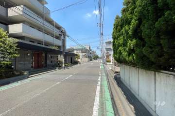 敷地東側の前面道路（南側から）