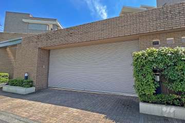 駐車場の出入り口(シャッター付き)