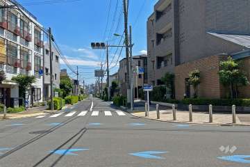 敷地の東側前面道路は駒中通りです(北東側から)。