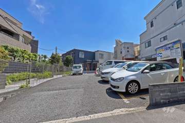 敷地の西側に隣接するコインパーキング