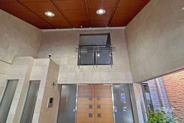 エントランスホールは開放感のある二層吹き抜けです。