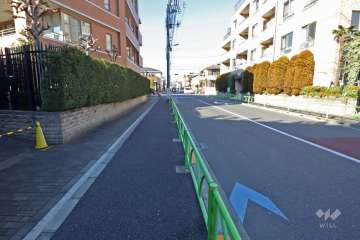 敷地北東側の前面道路（南東側から）