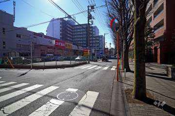 マンション東側の前面道路