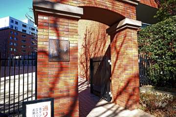 東側エントランス