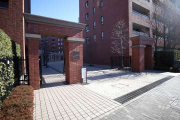 西側エントランス