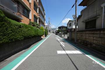 敷地北東側の前面道路（南側から）