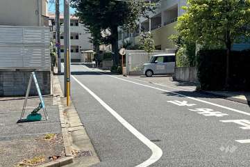 敷地東側の前面道路（北側から）
