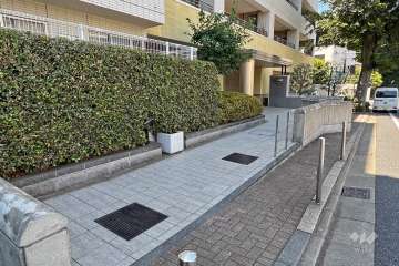 エントランスへのスロープ