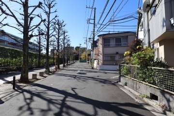 敷地北西側の前面道路（北東側から)