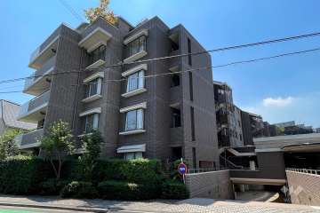 グランコート弦巻の外観（東側から）