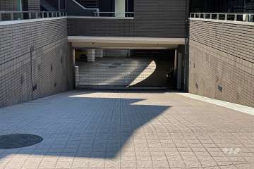 駐車場の出入り口（リングシャッター付き）