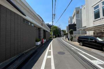 敷地北側の前面道路（東側から）