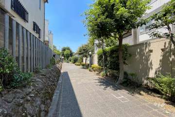 敷地南側の前面道路（東側から）