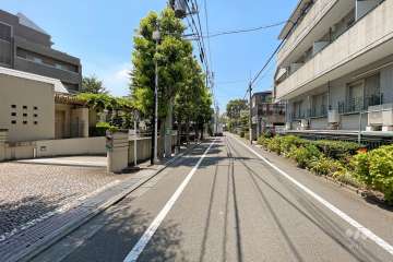 敷地北側の前面道路（東側から）