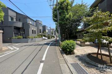 敷地北側の前面道路（西側から）