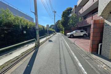 敷地南側の前面道路（東側から）