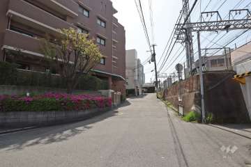 敷地北側の前面道路。右手には阪神本線が通っています。