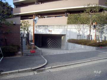 地下駐車場。出入口にはリングシャッターが付いています。