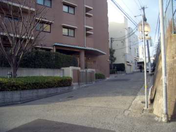 敷地の北側道路。突当たりは阪神「芦屋」駅です。